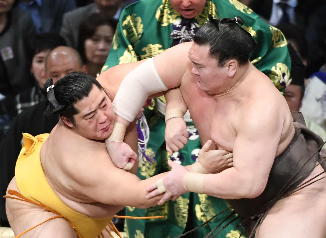 19年11月、大相撲九州場所12日目　立ち合いで遠藤（左）にかち上げを見舞う横綱白鵬