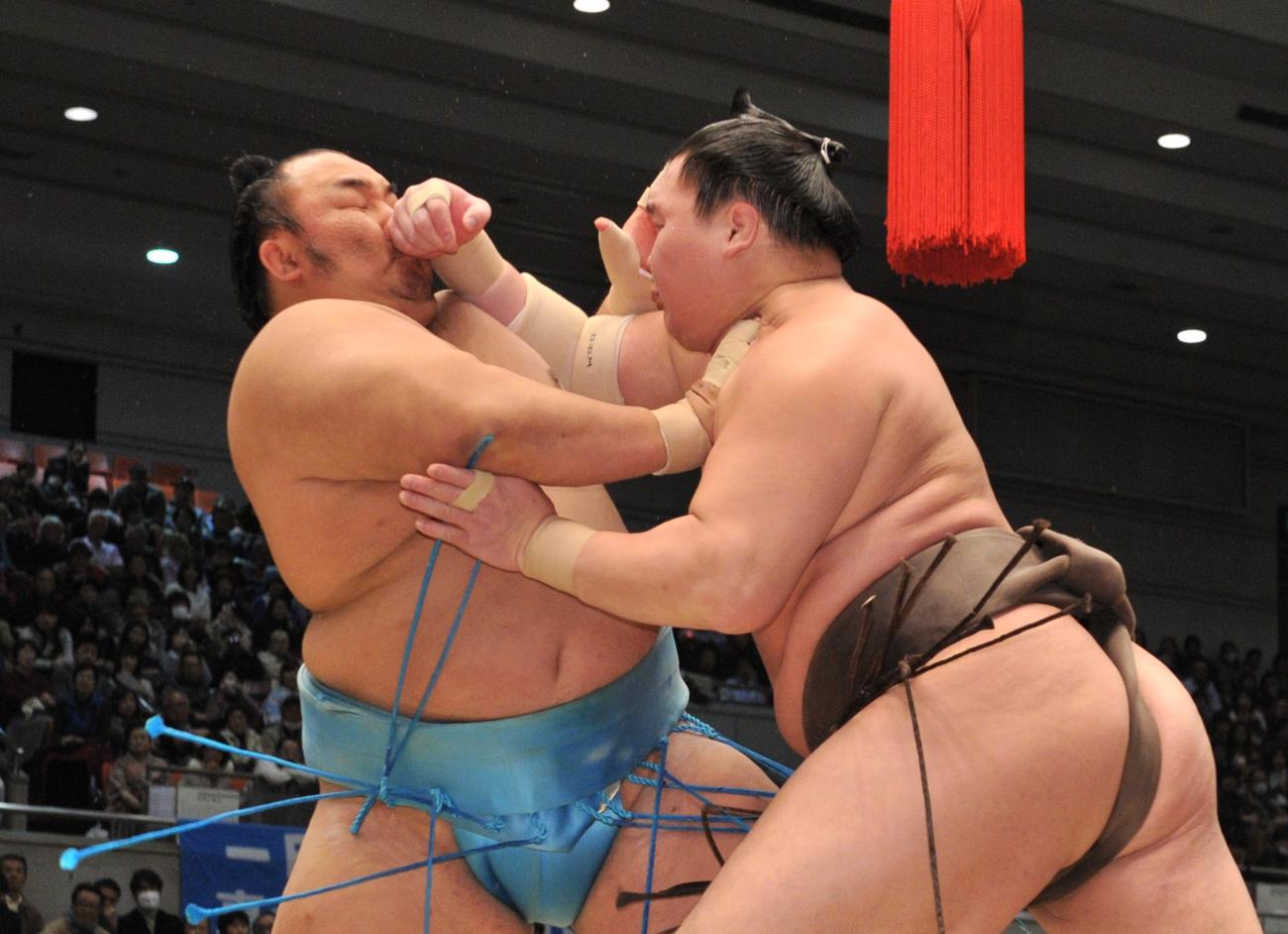 19年3月、大相撲春場所　2日目　琴勇輝（左）の顔面にかち上げを見舞う白鵬