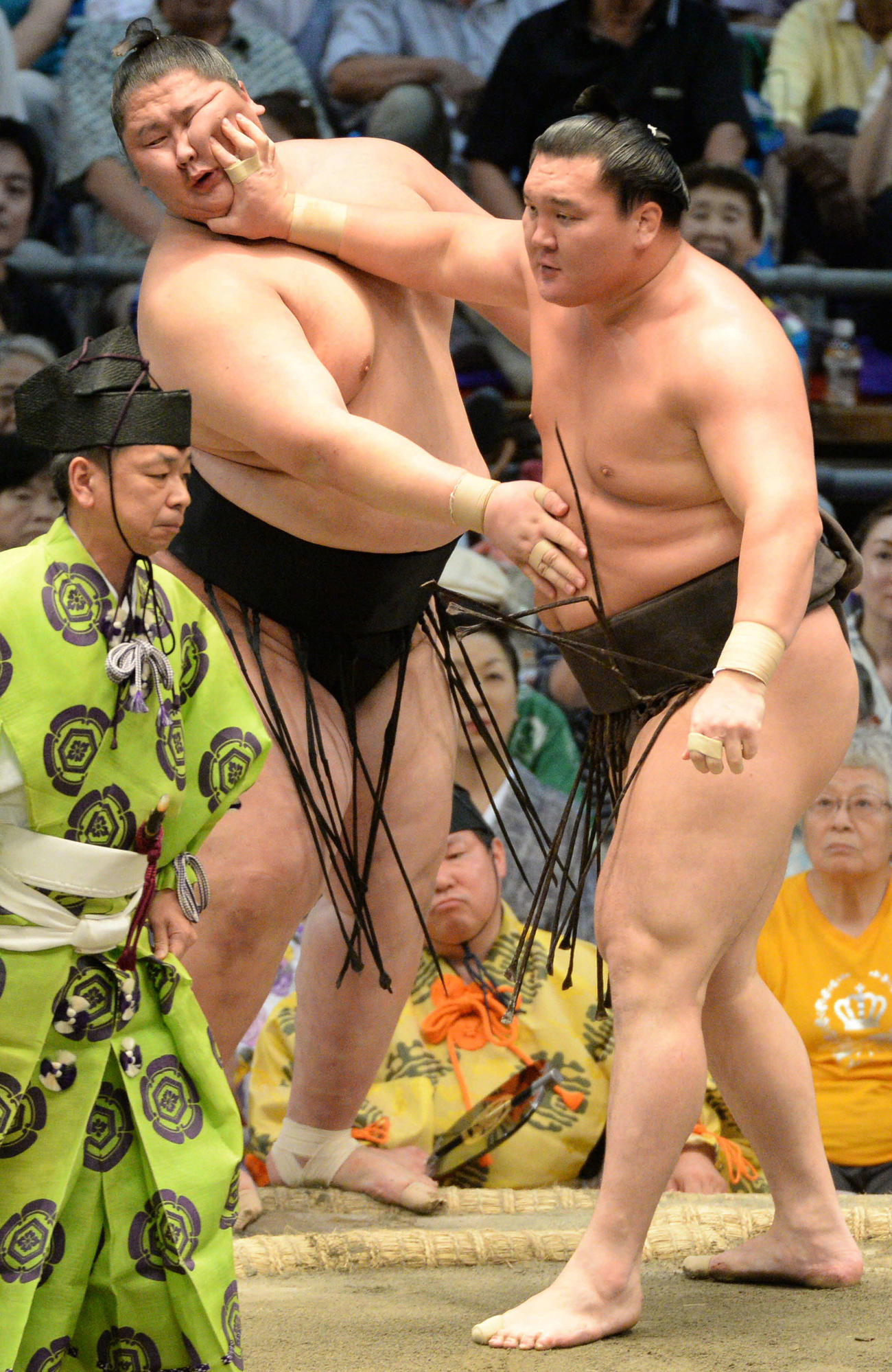 15年7月、大相撲名古屋場所9日目　白鵬（右）は逸ノ城を寄り切り、さらにダメ押し