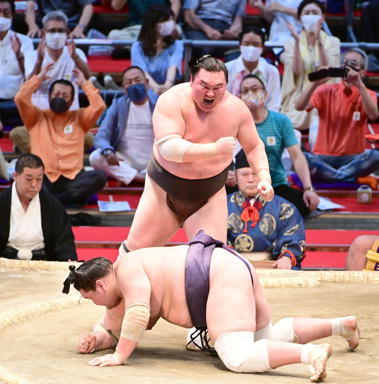 21年7月、大相撲名古屋場所千秋楽、白鵬は照ノ富士（手前）を小手投げで破り全勝優勝を決め歓喜の表情でガッツポーズ