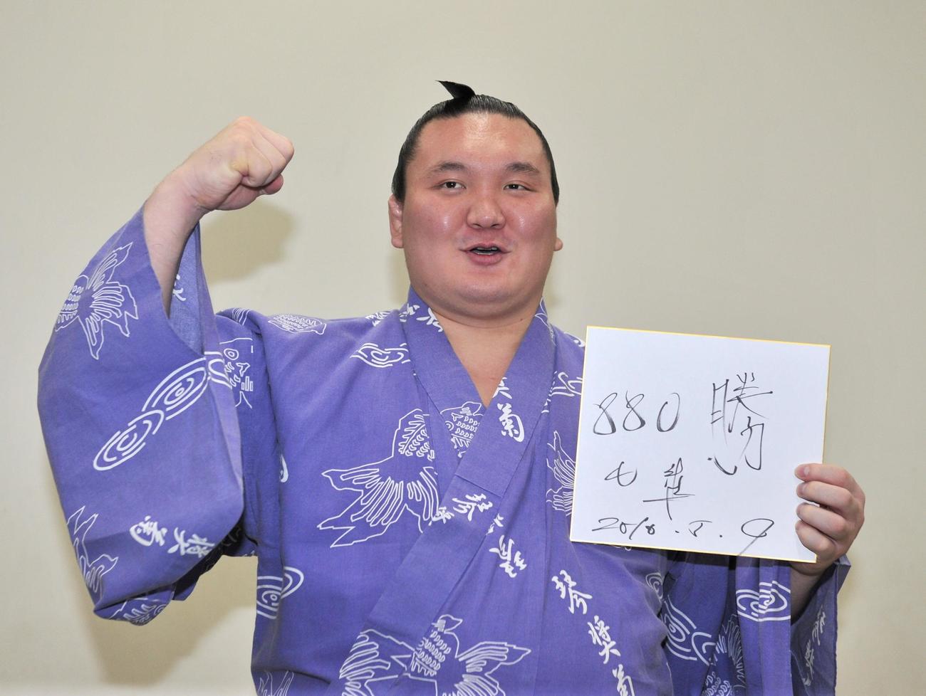 16年5月、大相撲夏場所　2日目　幕内通算880勝で単独1位となった白鵬は、笑顔でガッツポーズ