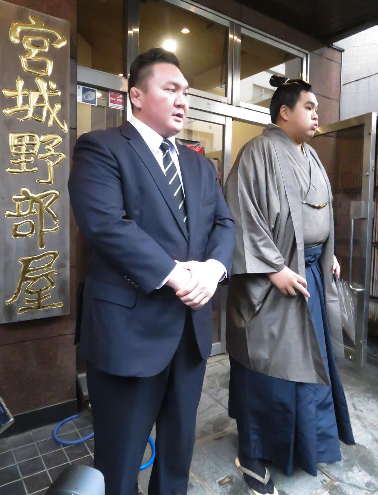 24年2月、報道陣の前で謝罪する宮城野親方（左）と北青鵬