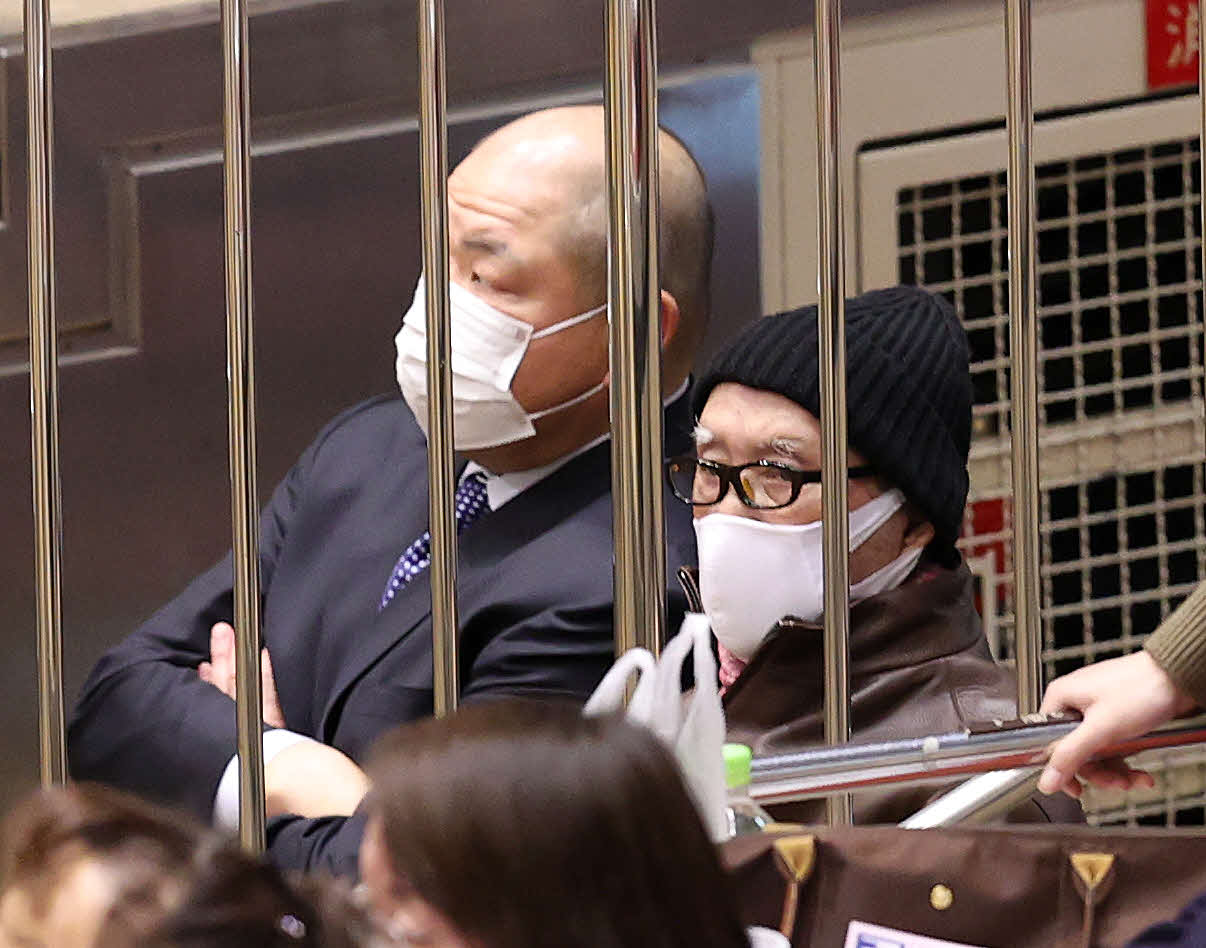 22年1月、大相撲観戦する長嶋巨人終身名誉監督（右）と八角理事長