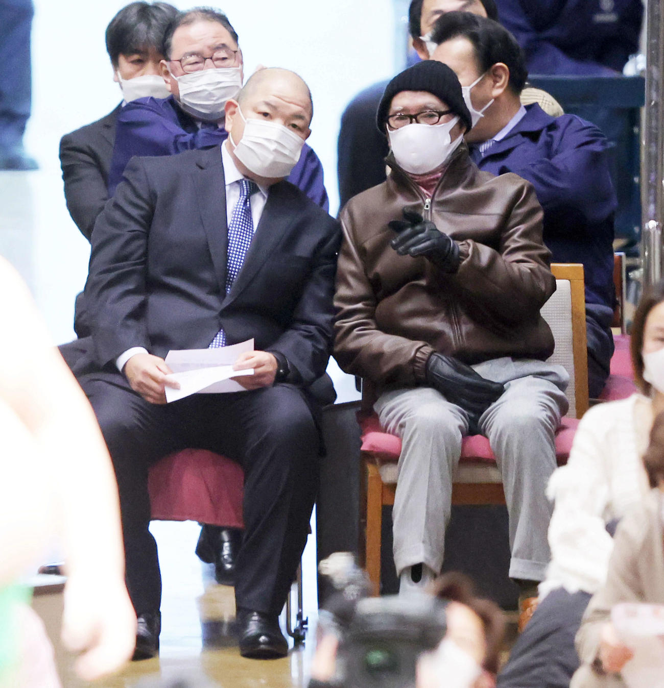 22年1月、八角理事長（左）と大相撲観戦する長嶋終身名誉監督