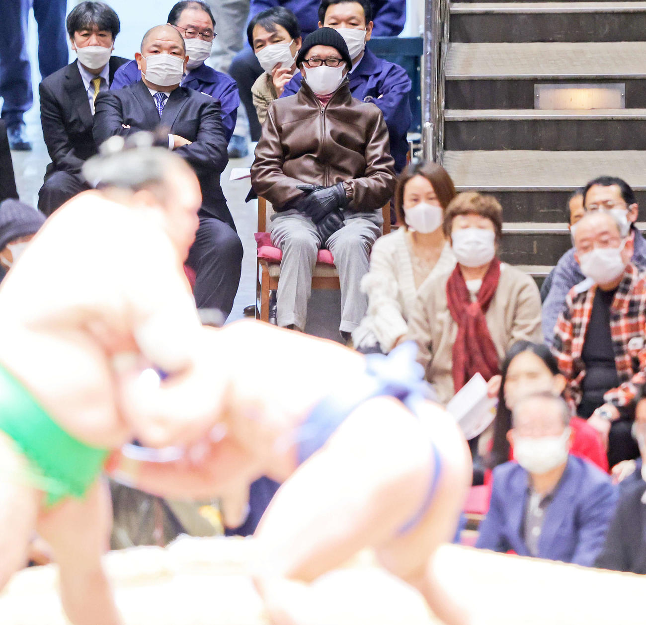 22年1月、八角理事長（後方左から2人目）と大相撲観戦する巨人長嶋終身名誉監督