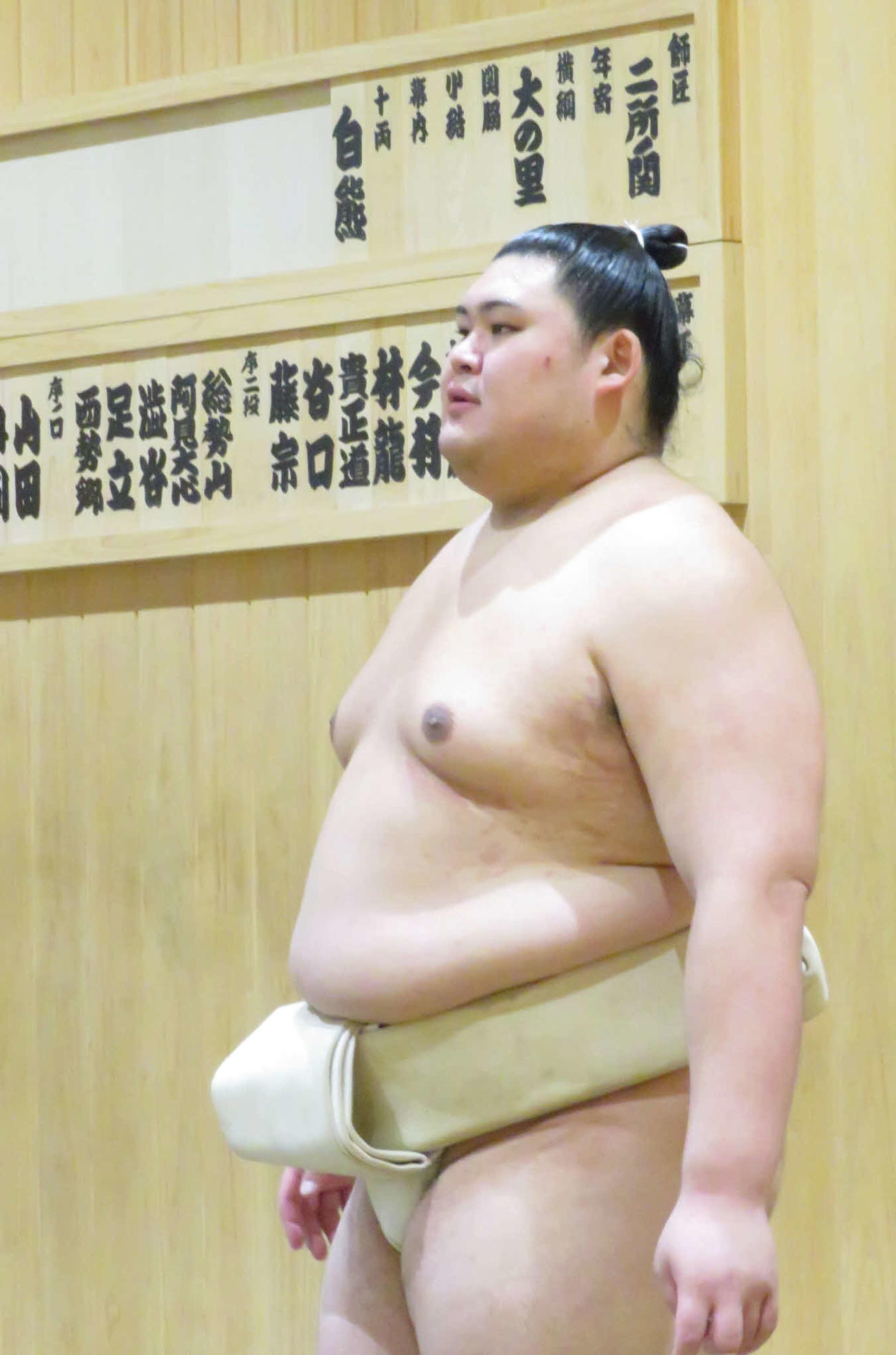 「横綱　大の里」の木札を背に、稽古を再開した大の里