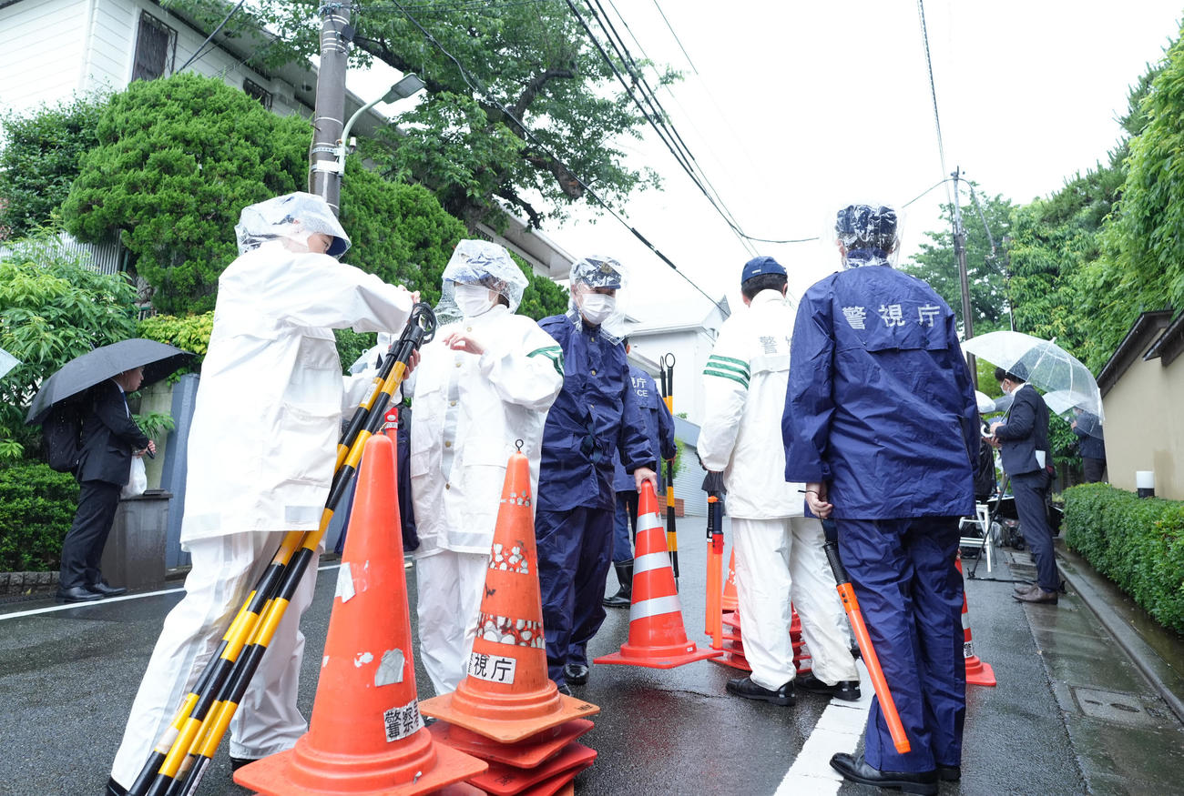 長嶋茂雄さんのご自宅の前を規制する警察官