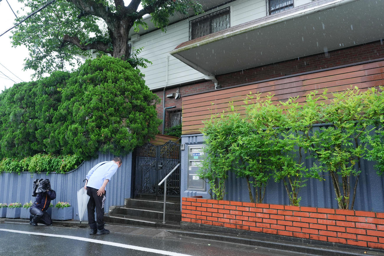 長嶋茂雄さんのご自宅に頭を下げるファン
