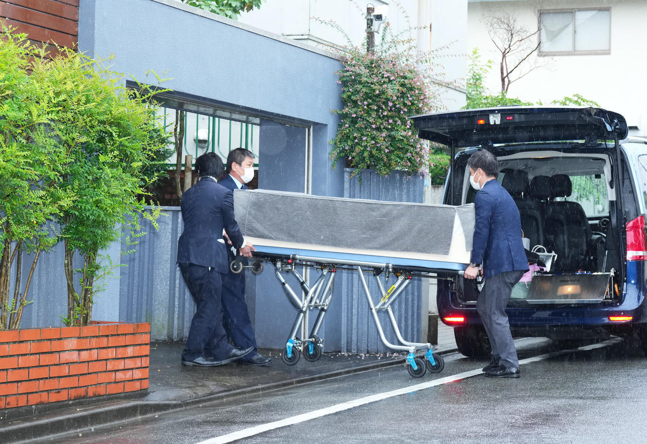 ご自宅に入る長嶋茂雄さんのご遺体