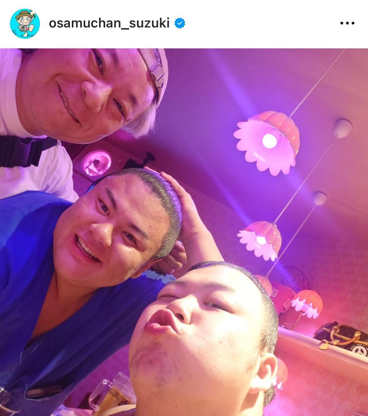 宮城野親方の弟子と酒を飲む鈴木おさむ氏（インスタグラムから）