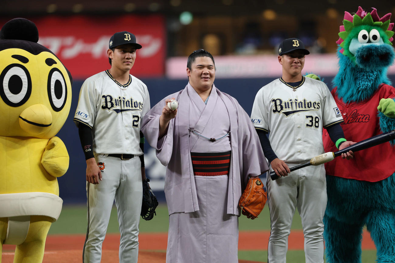 オリックス対広島　特別始球式に登板した大相撲の宇良（中）はオリックス元（左）、来田と記念写真に納まる（撮影・西尾就之）