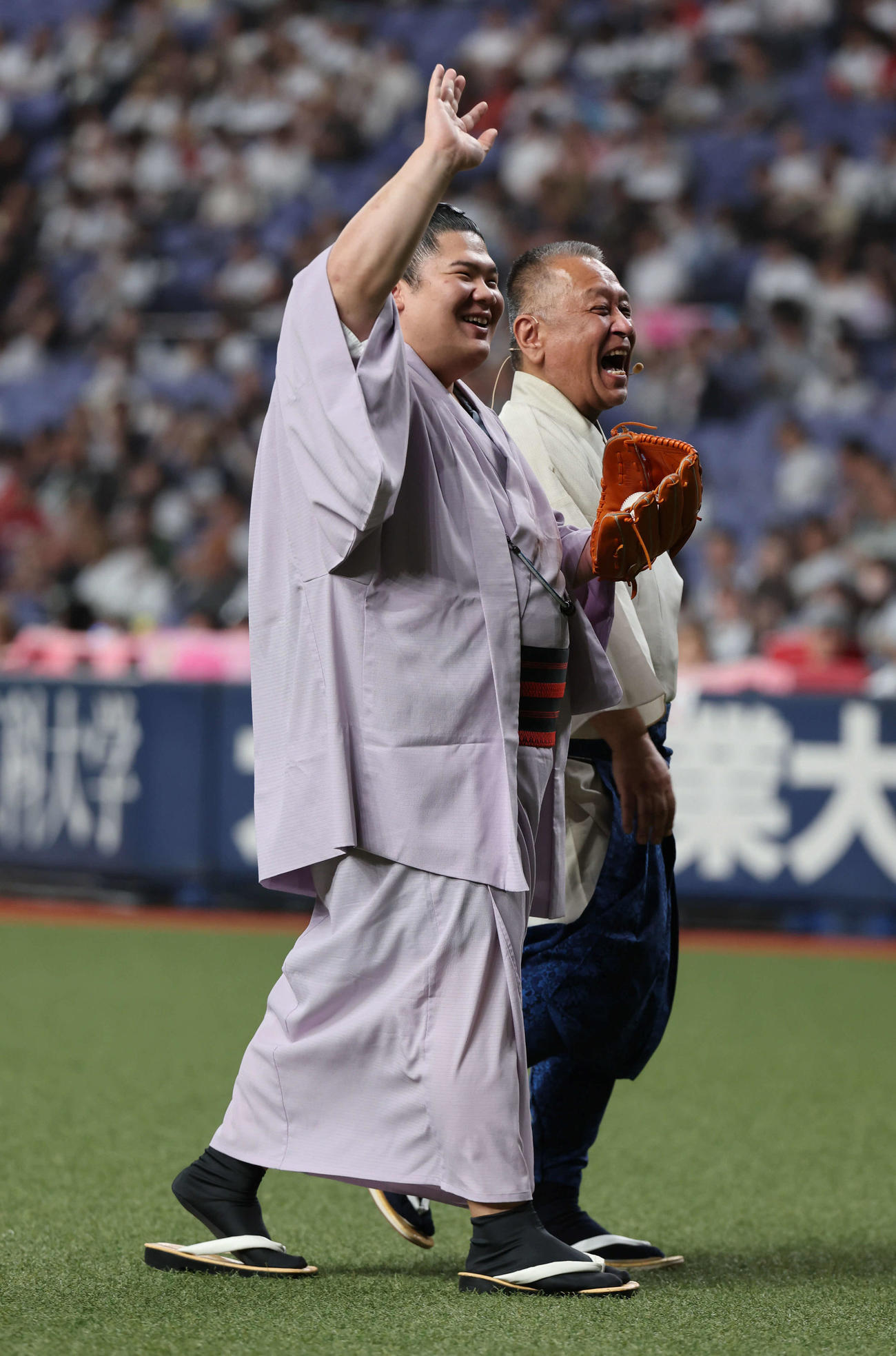 オリックス対広島　特別始球式に登板した大相撲の宇良はスタンドに手を振りながら引き揚げる（撮影・西尾就之）