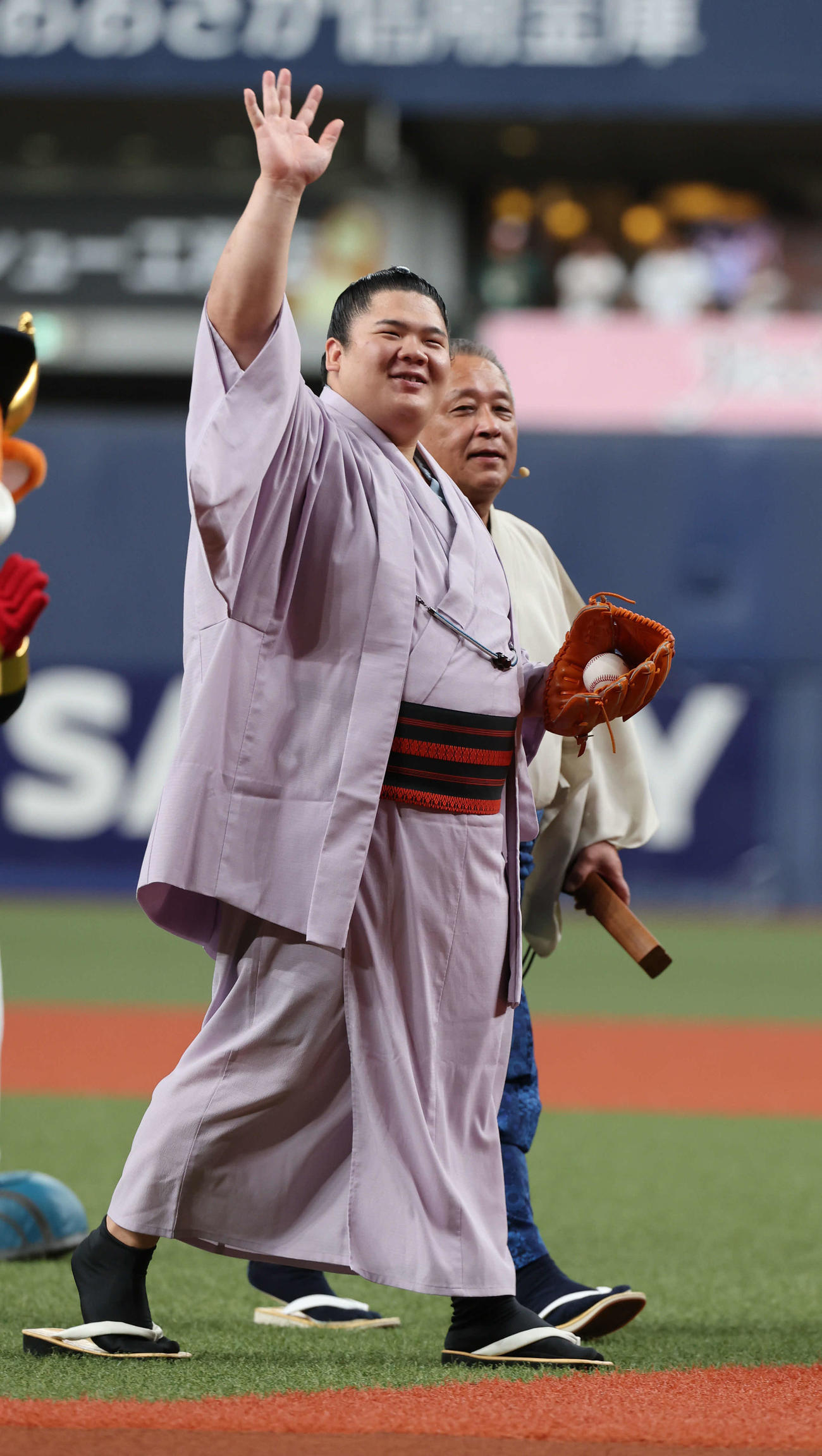 オリックス対広島　特別始球式に登板した大相撲の宇良はスタンドに手を振りながら引き揚げる（撮影・西尾就之）