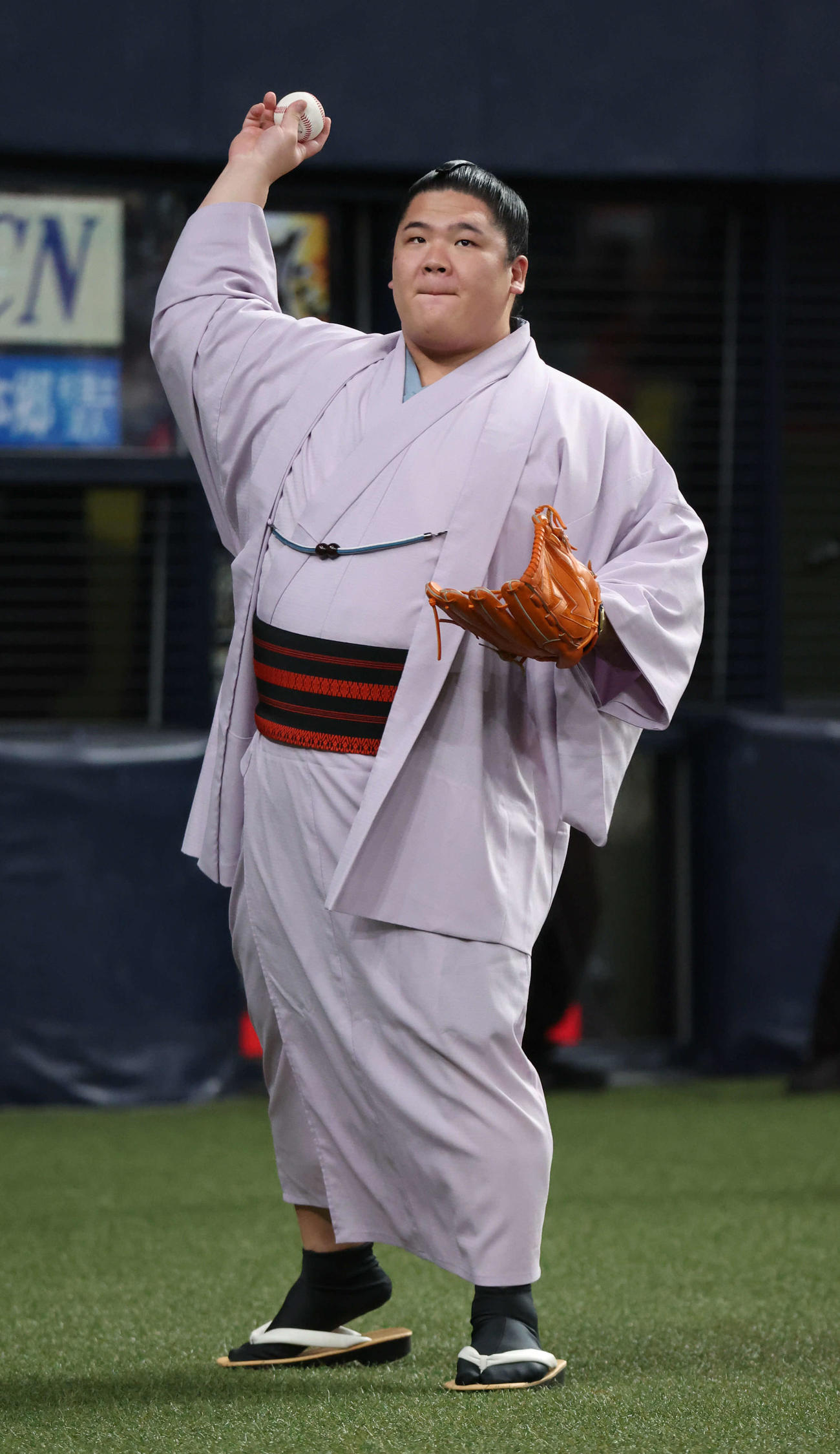 オリックス対広島　始球式に備え、キャッチボールする大相撲の宇良（撮影・西尾就之）