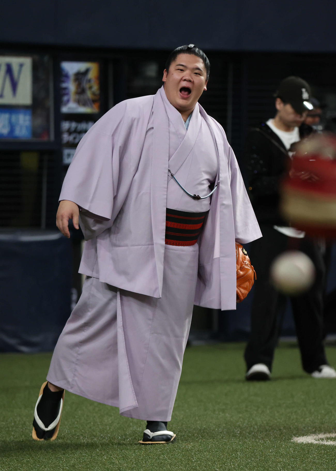 オリックス対広島　始球式に備え、キャッチボールする大相撲の宇良（撮影・西尾就之）