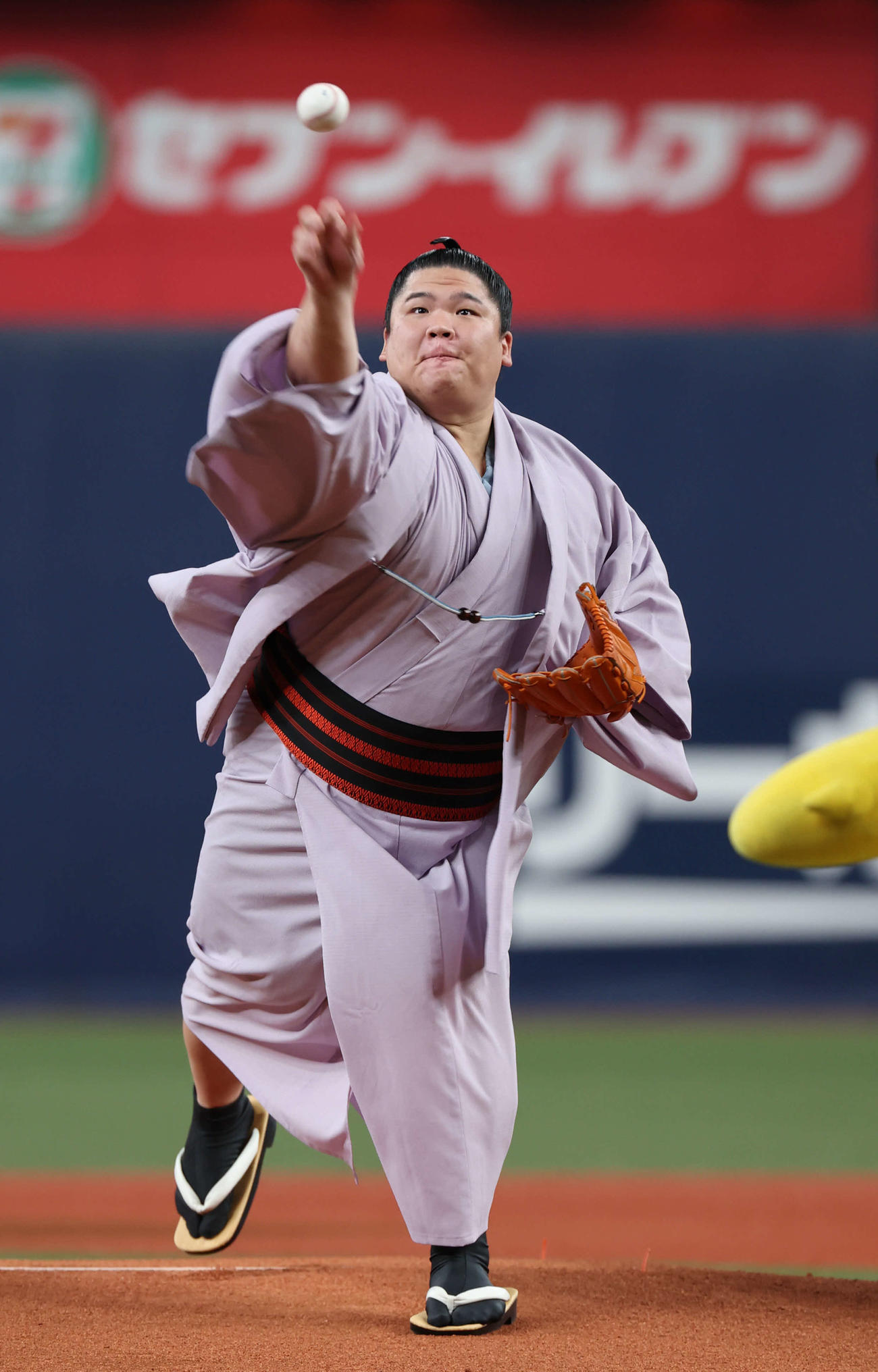 オリックス対広島　特別始球式に登板する大相撲の宇良（撮影・西尾就之）