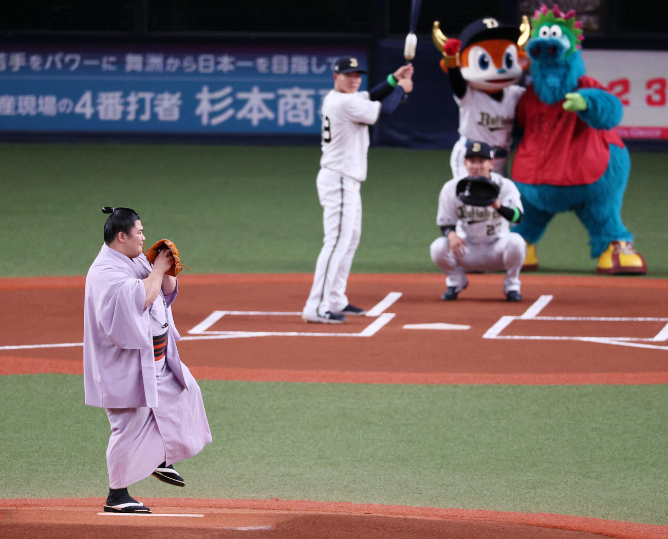 オリックス対広島　特別始球式を行う宇良（撮影・加藤哉）