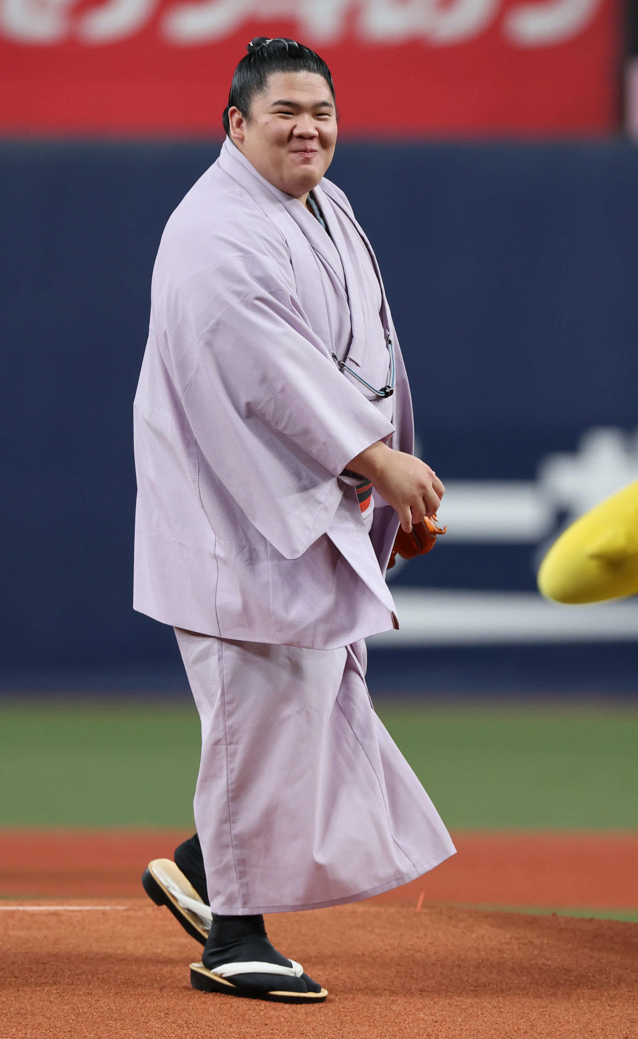 特別始球式に登板した大相撲の宇良は満足げな表情を見せる（撮影・西尾就之）