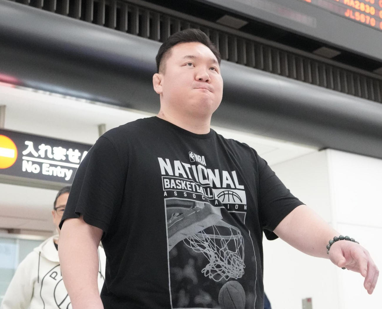 モンゴルから帰国した宮城野親方（撮影・小沢裕）
