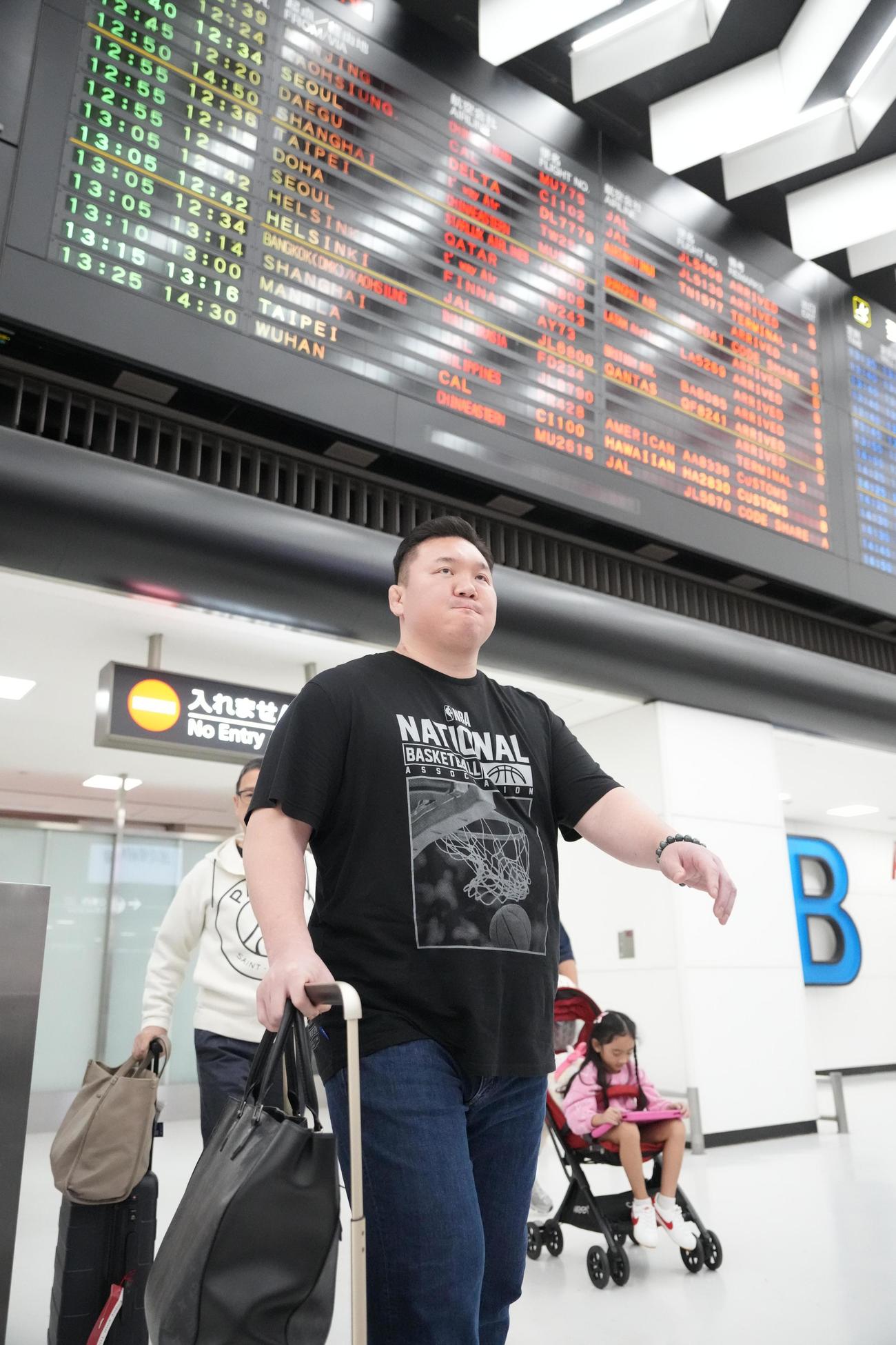 モンゴルから帰国した宮城野親方（撮影・小沢裕）