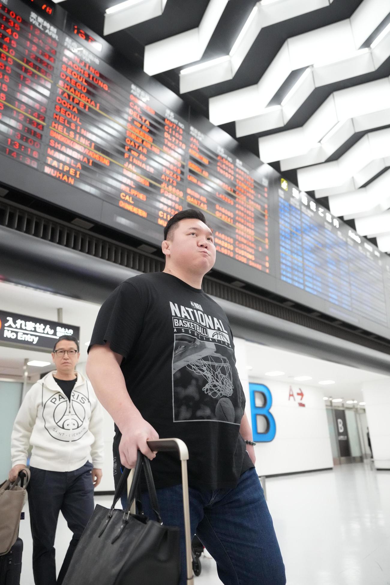 モンゴルから帰国した宮城野親方（撮影・小沢裕）