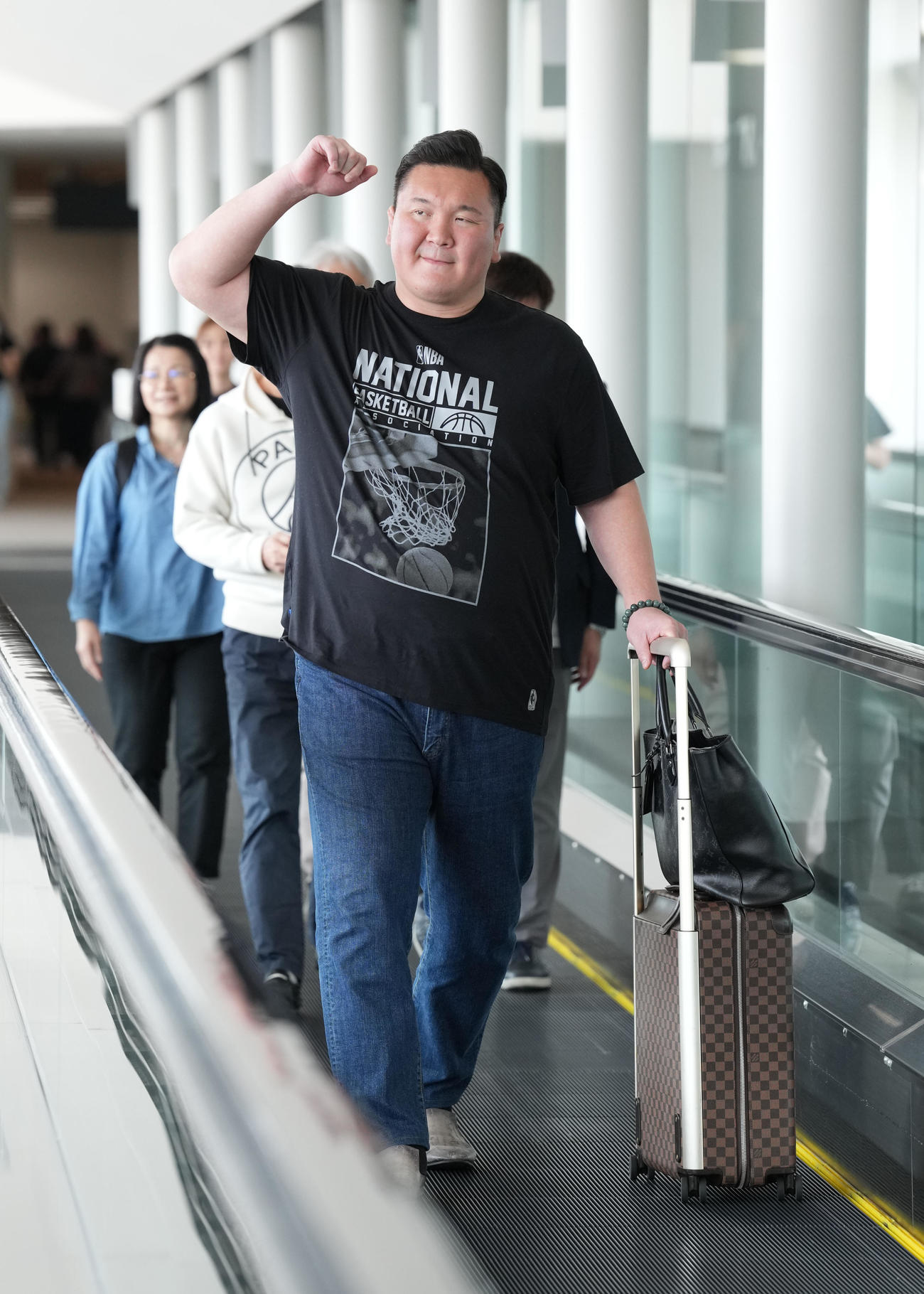 モンゴルから帰国した宮城野親方（撮影・小沢裕）