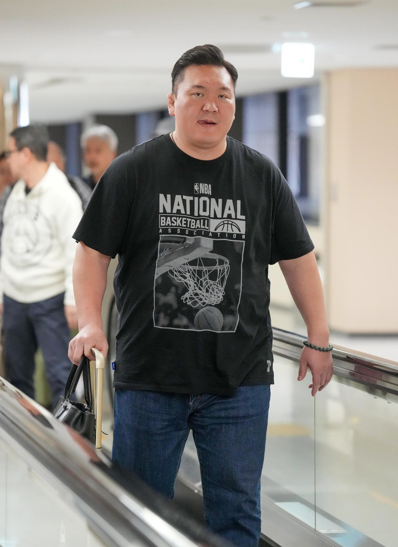 モンゴルから帰国した宮城野親方（撮影・小沢裕）