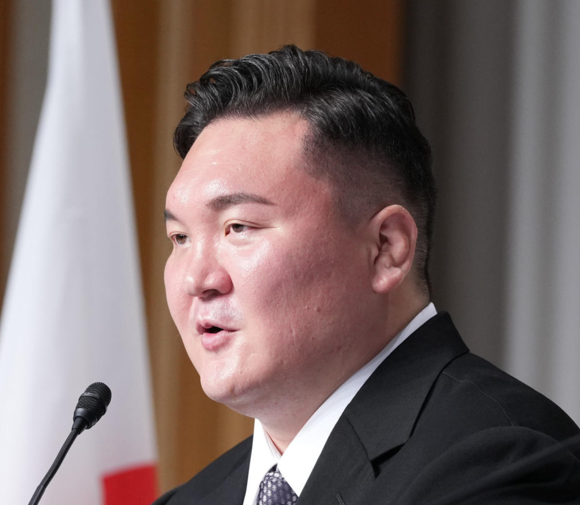 日本相撲協会の退職を報告する会見に臨む白鵬翔さん（撮影・小沢裕）