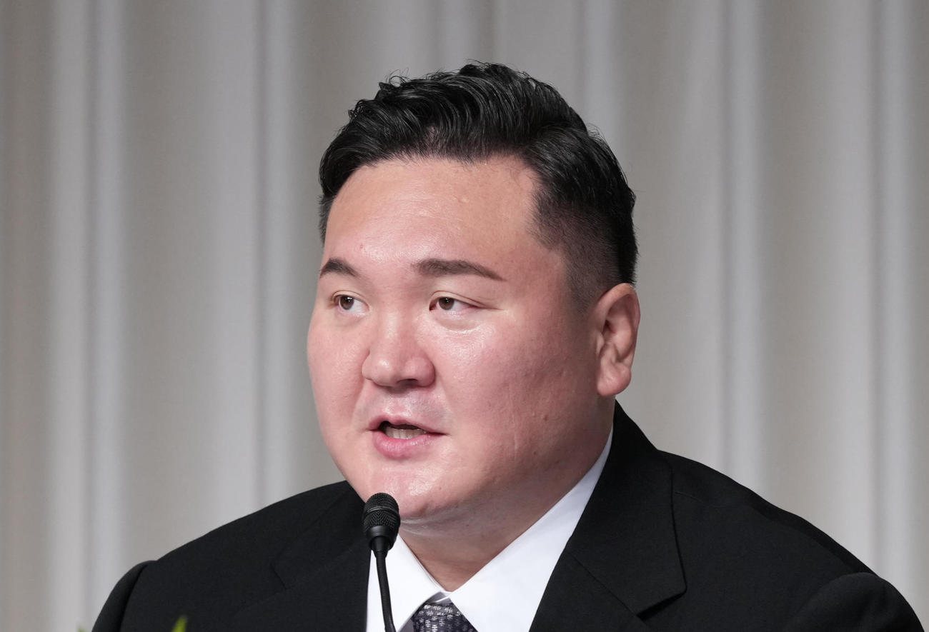 日本相撲協会の退職を報告する会見に臨む白鵬翔さん（撮影・小沢裕）