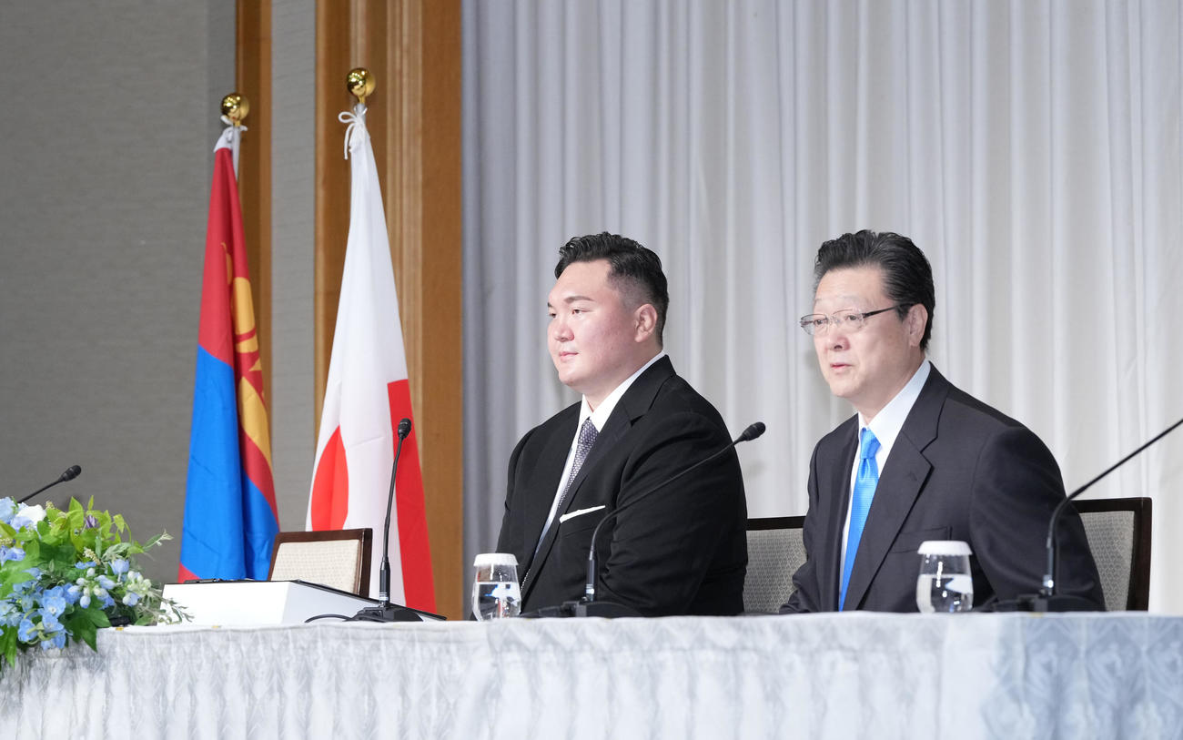 日本相撲協会の退職を報告する会見に臨む白鵬翔さん。右は同席する宮城野親方（撮影・小沢裕）