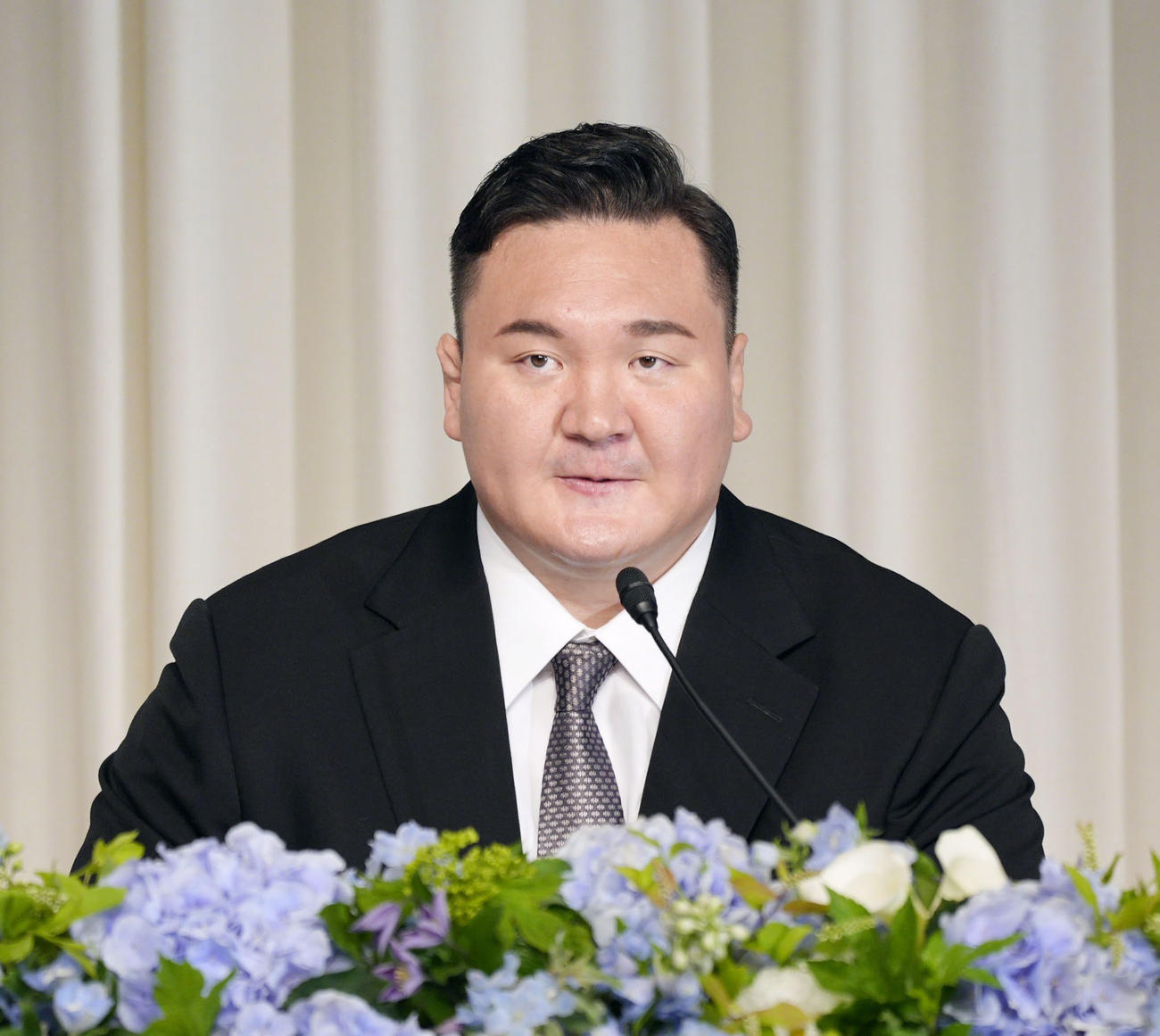 日本相撲協会の退職記者会見をする大相撲元宮城野親方の白鵬翔さん（共同）