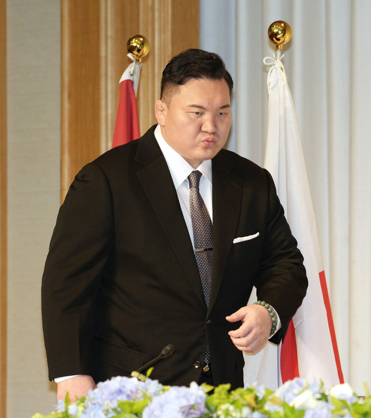 日本相撲協会の退職記者会見に臨む大相撲元宮城野親方の白鵬翔さん（共同）