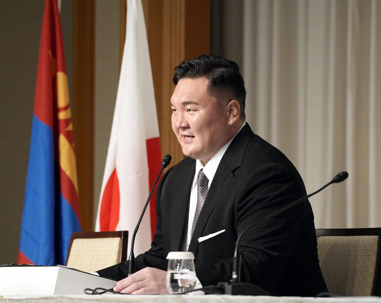 日本相撲協会の退職記者会見をする大相撲元宮城野親方の白鵬翔さん（共同）