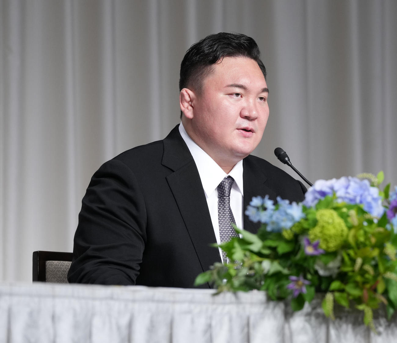 日本相撲協会の退職を報告する会見に臨む白鵬翔さん（撮影・小沢裕）