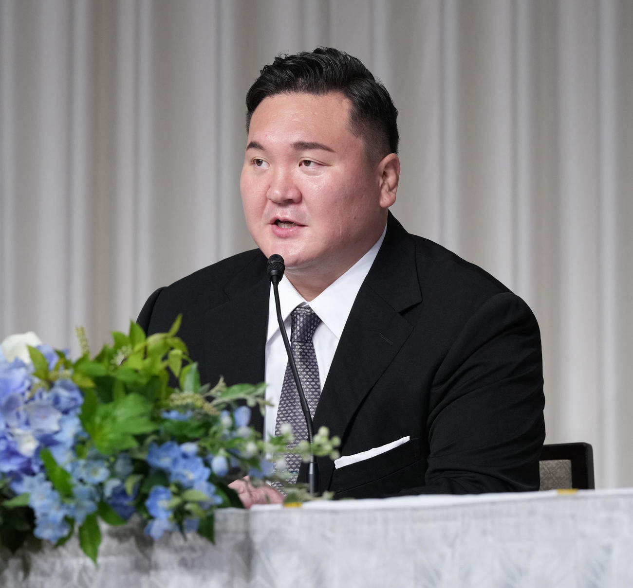 日本相撲協会の退職を報告する会見に臨む白鵬翔さん（撮影・小沢裕）