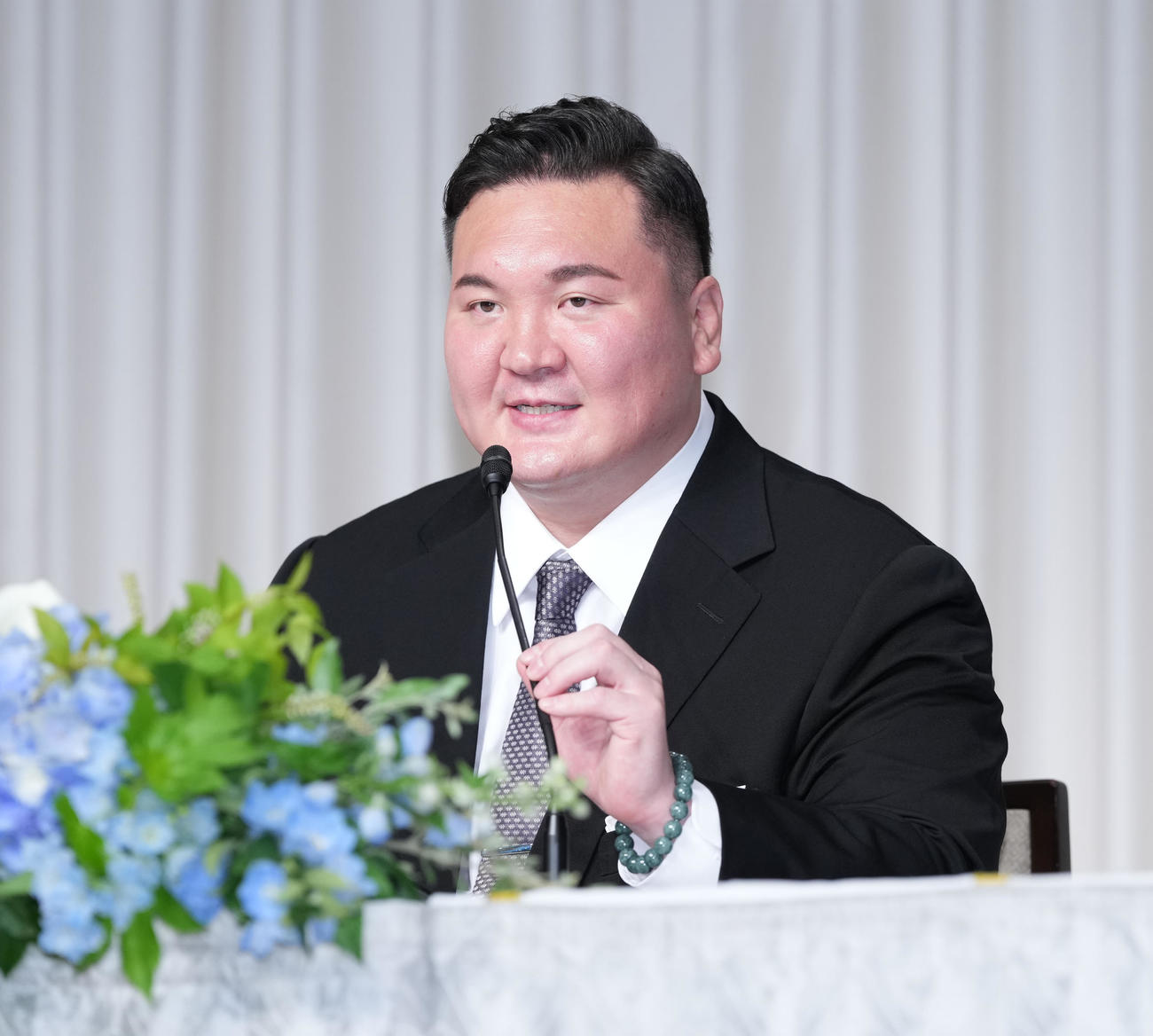 日本相撲協会の退職を報告する会見でマイクを握り最後のあいさつに臨む白鵬翔さん（撮影・小沢裕）