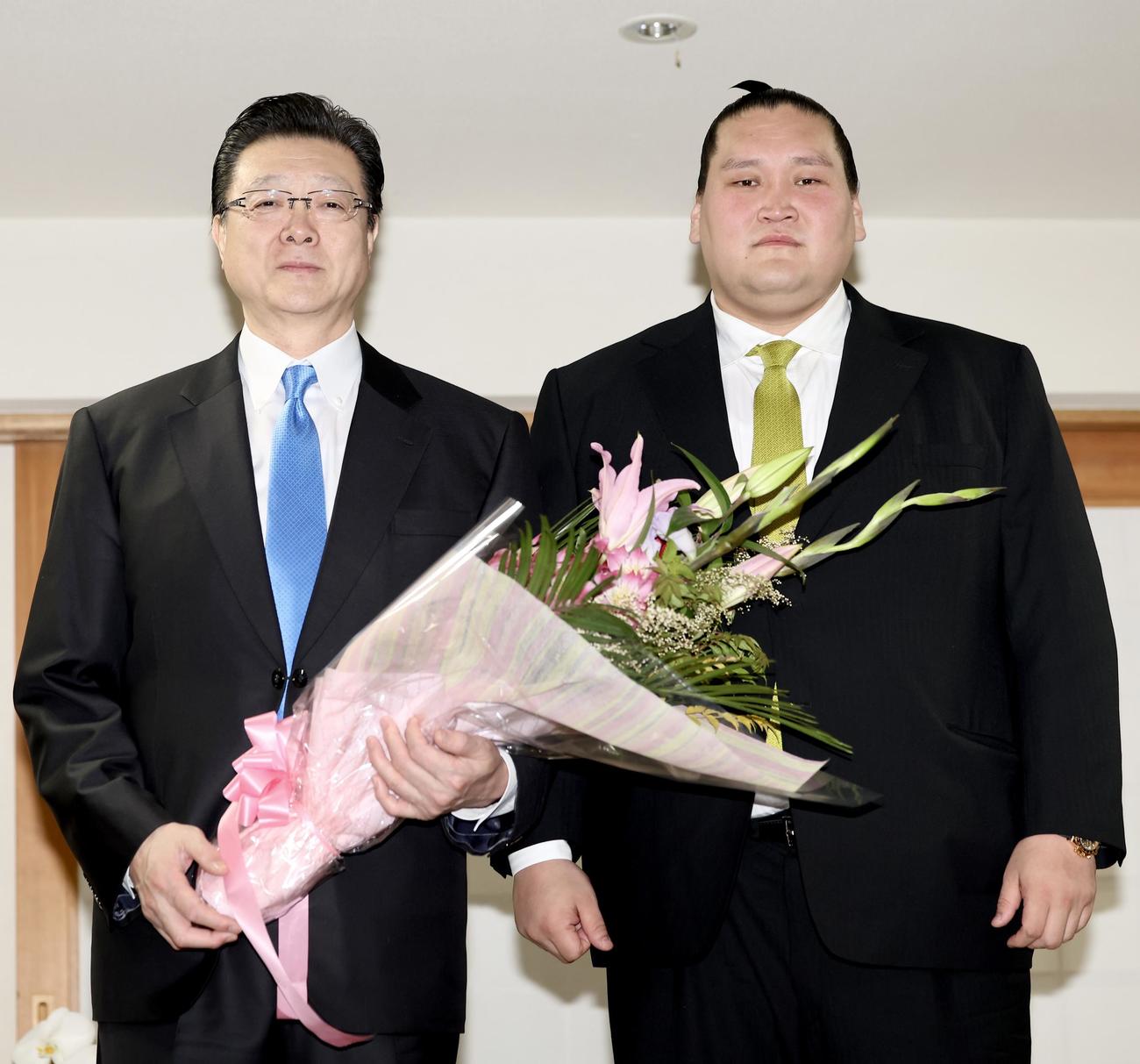 会見後、写真に納まる宮城野親方（左）と伊勢ケ浜親方（撮影・河田真司）