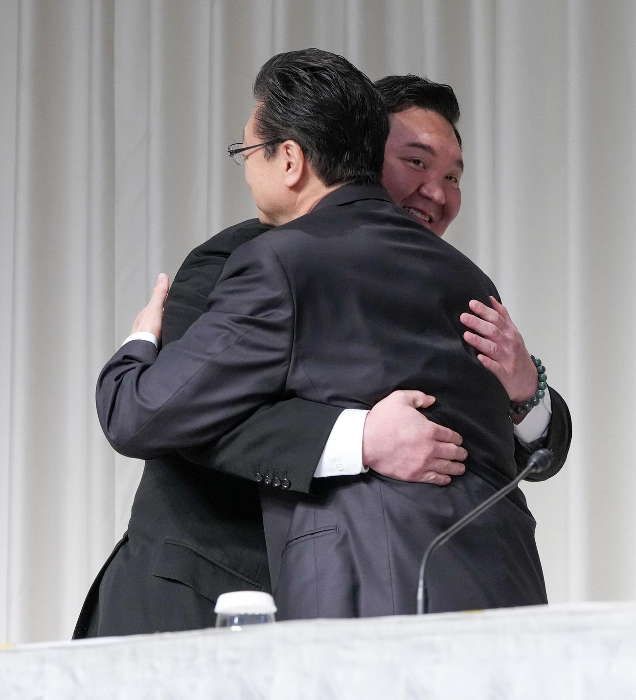 宮城野親方と抱擁を交わす白鵬翔さん（撮影・小沢裕）