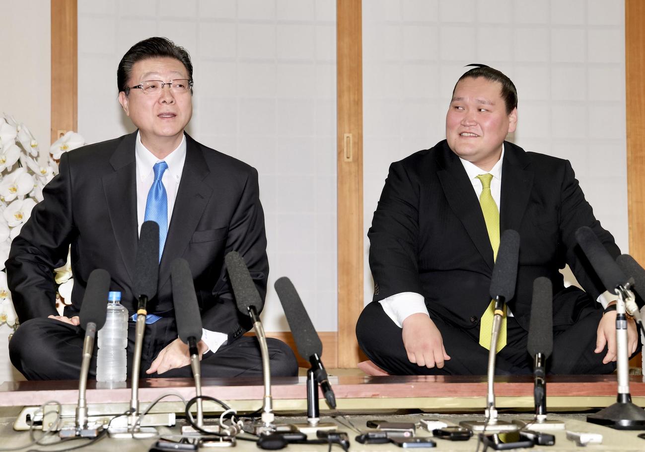 会見に臨む宮城野親方（左）と伊勢ケ浜親方（撮影・河田真司）