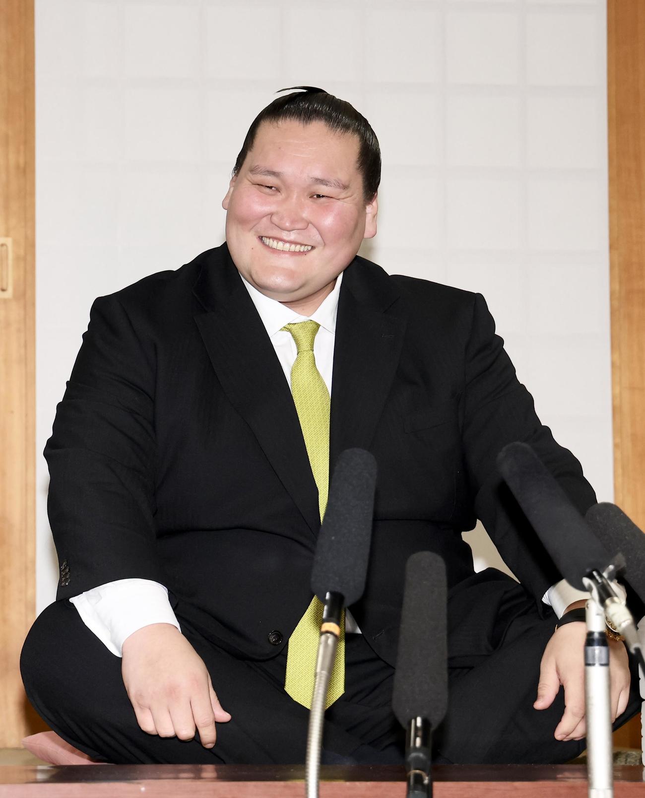 会見に臨む伊勢ケ浜親方（撮影・河田真司）