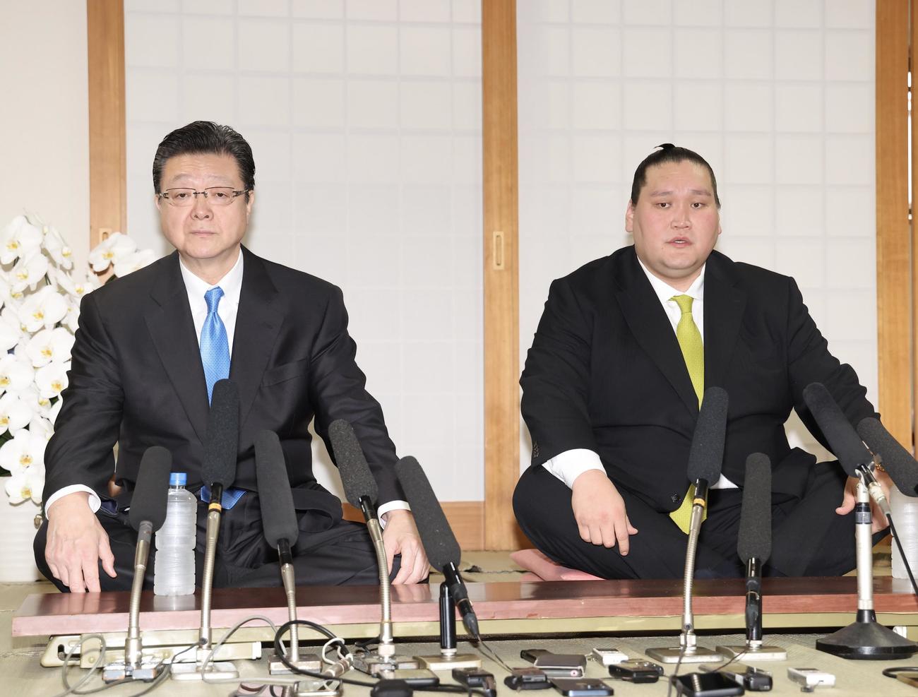 会見に臨む宮城野親方（左）と伊勢ケ浜親方（撮影・河田真司）