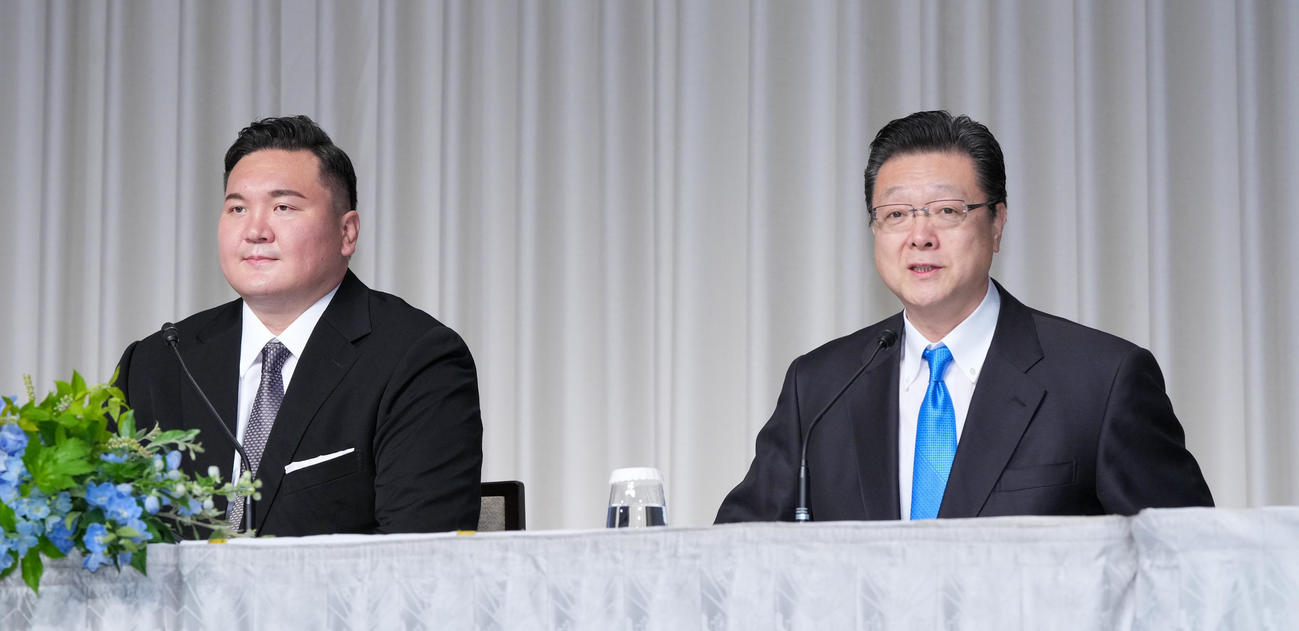 日本相撲協会の退職を報告する会見に臨む白鵬翔さん。右は同席する宮城野親方（撮影・小沢裕）