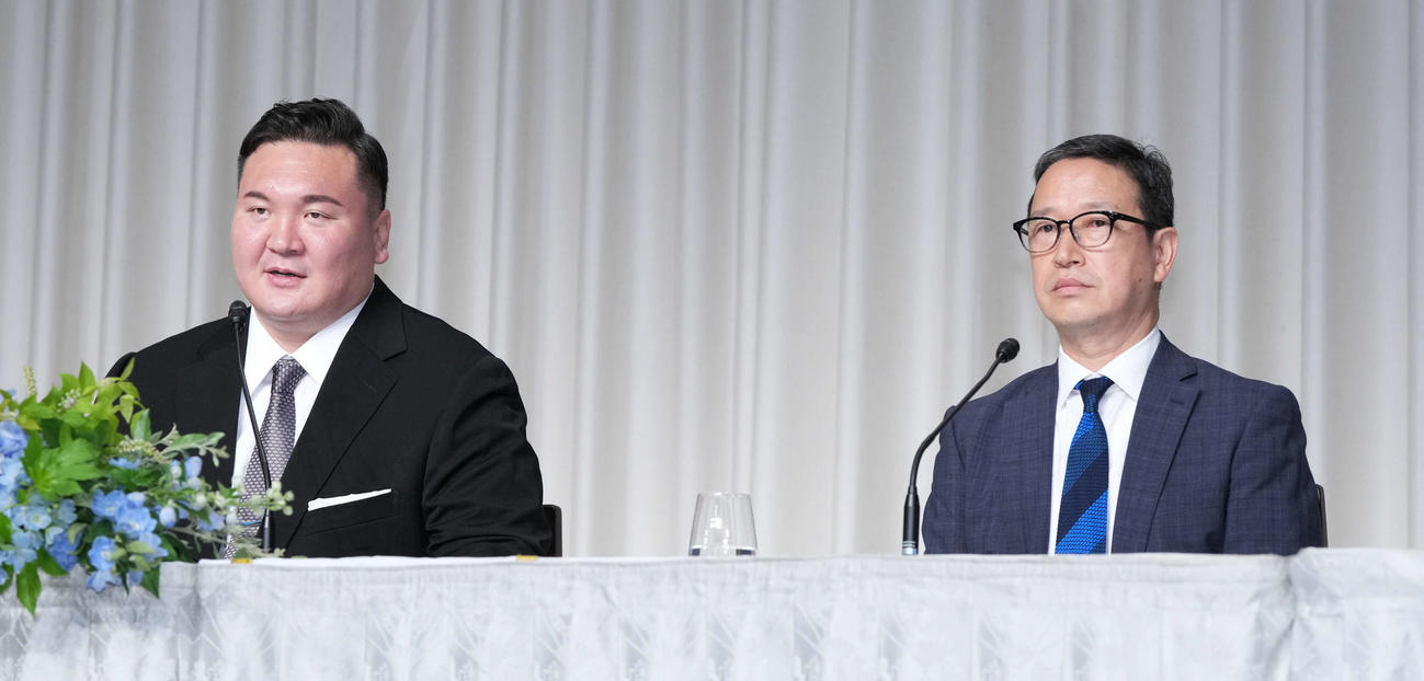 日本相撲協会の退職と今後の活動方針について会見する白鵬翔さん（左）と森井氏（撮影・小沢裕）