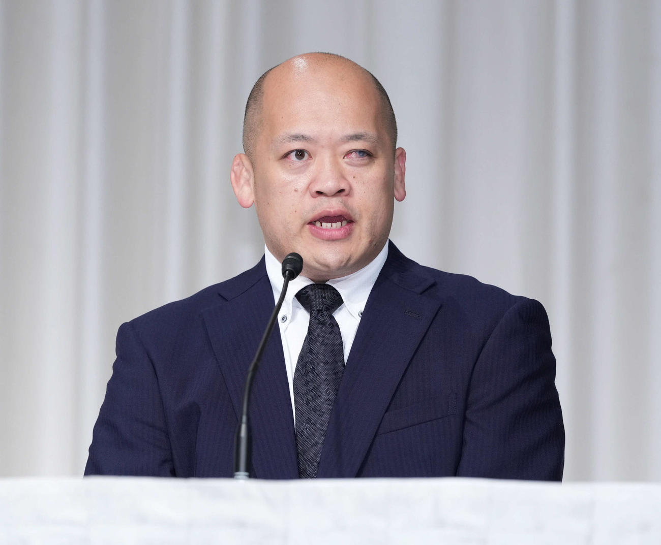 日本相撲協会の退職した白鵬翔さんの今後の活動方針について会見に臨む、柏相撲少年団代表の永井氏（撮影・小沢裕）