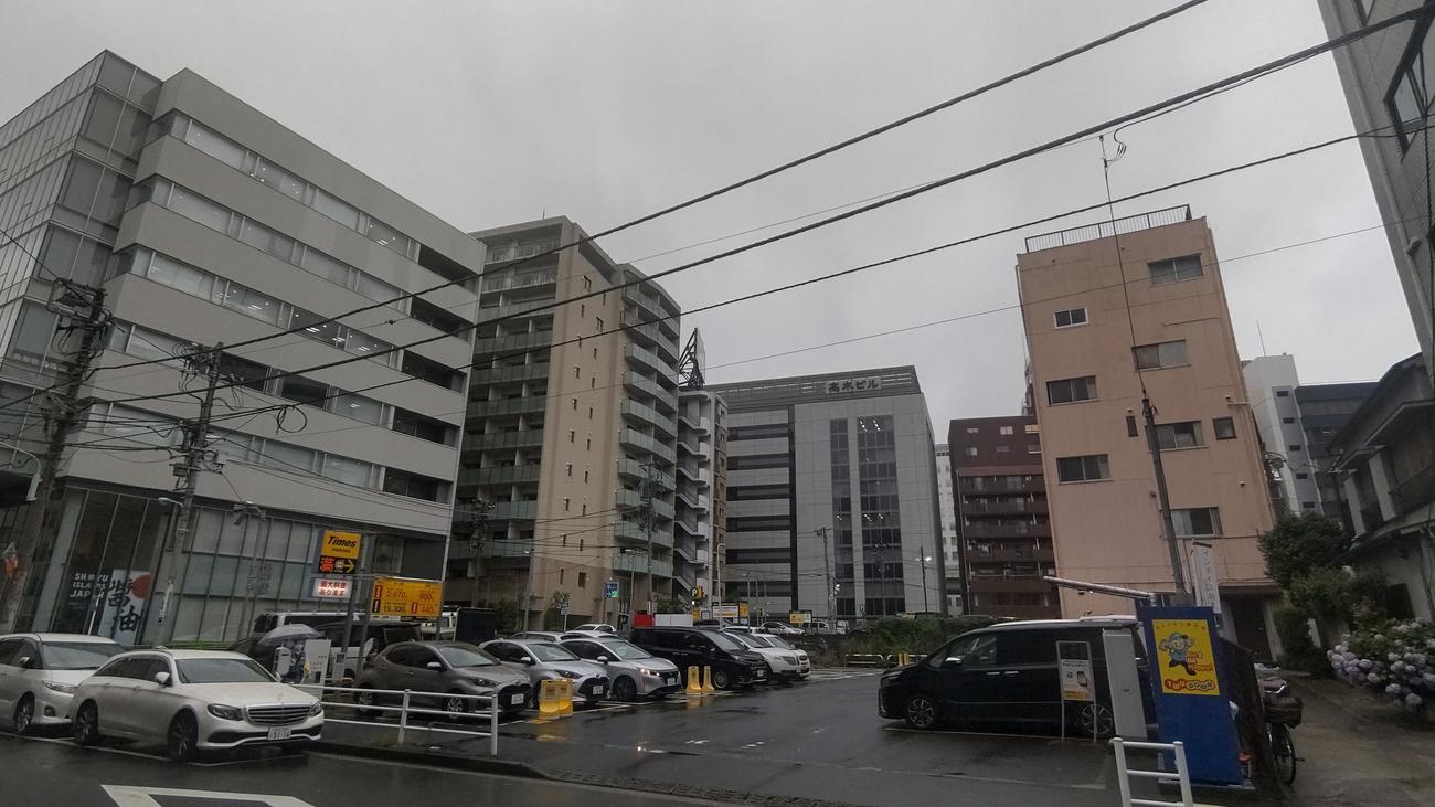 白鵬翔さんが所有する東京・中央区日本橋の一等地。現在は駐車場となっている