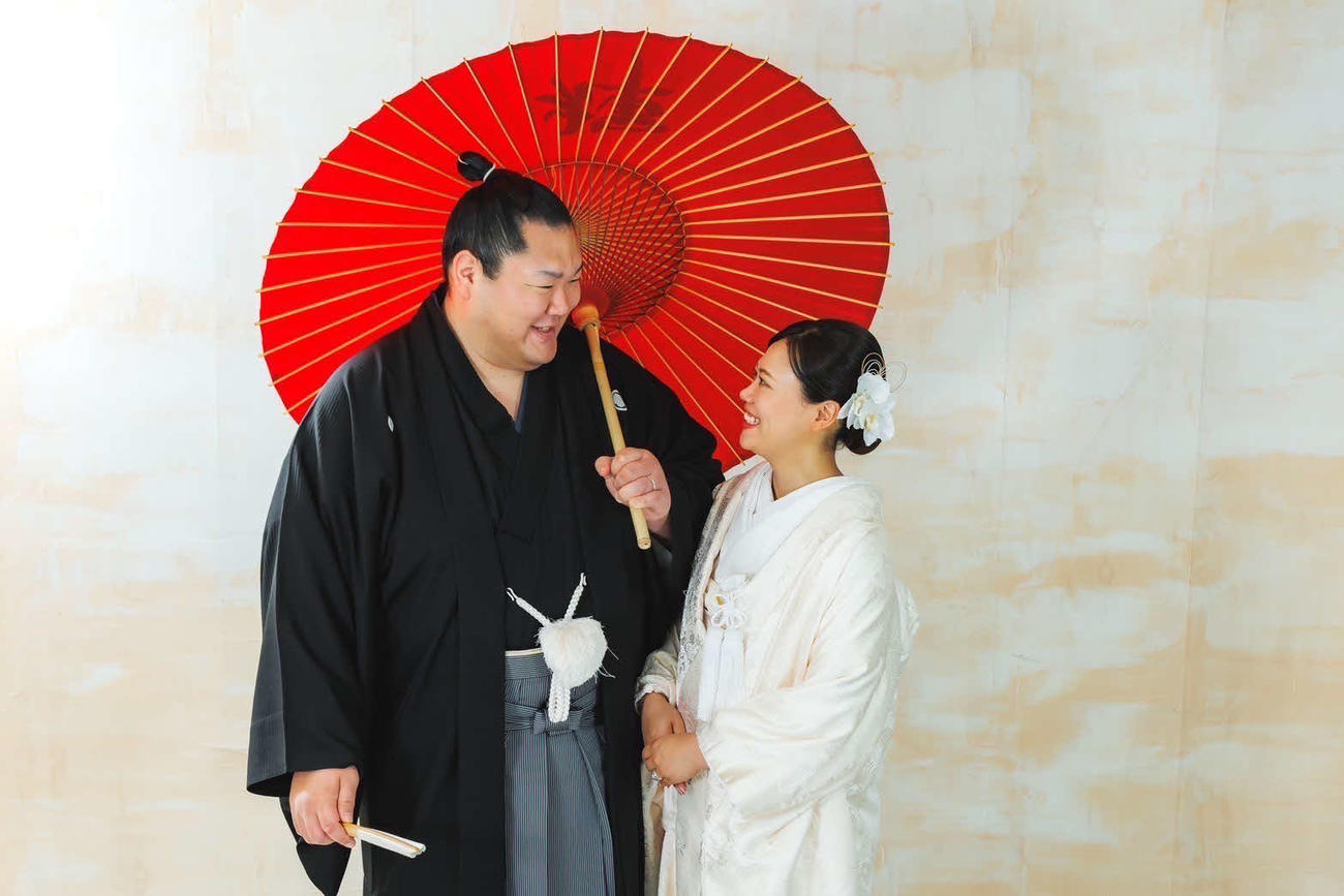 見つめ合う輝（左）と折戸智恵さん（本人提供写真）