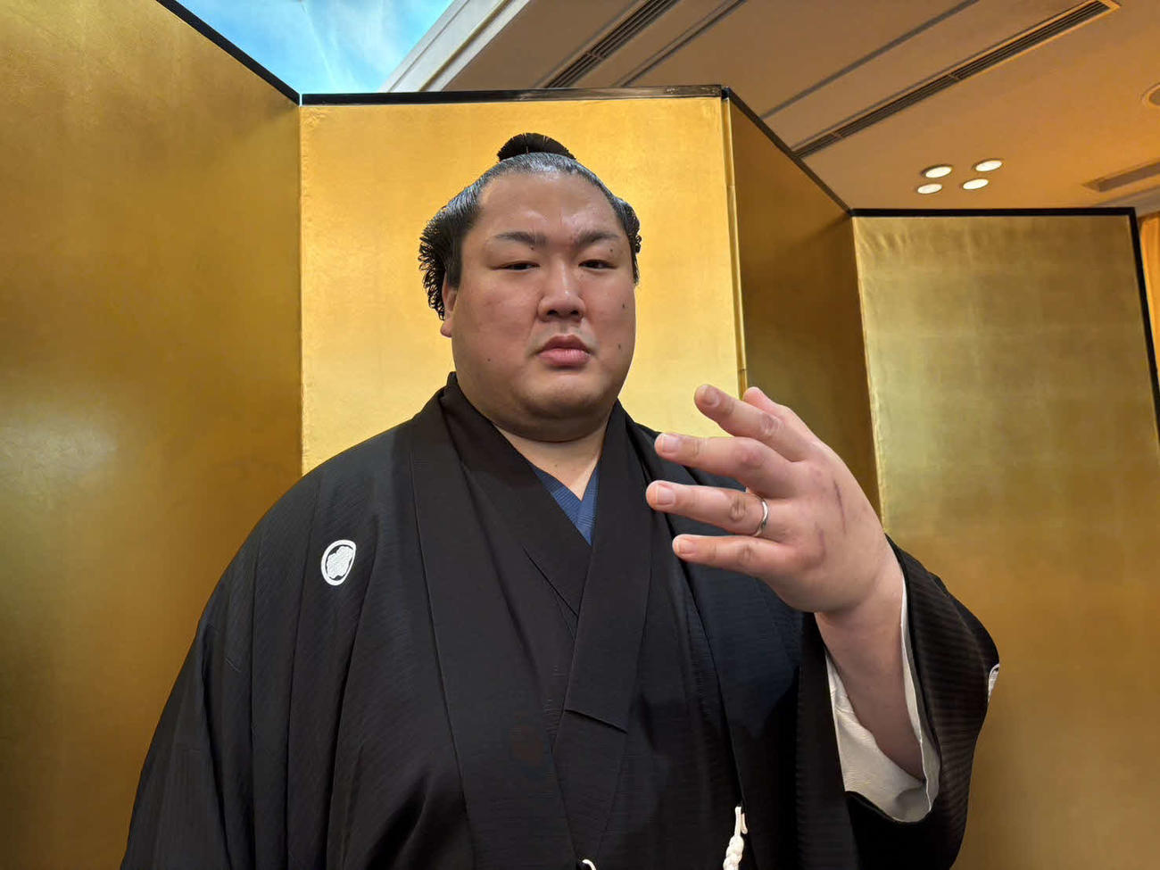 結婚指輪を披露した輝