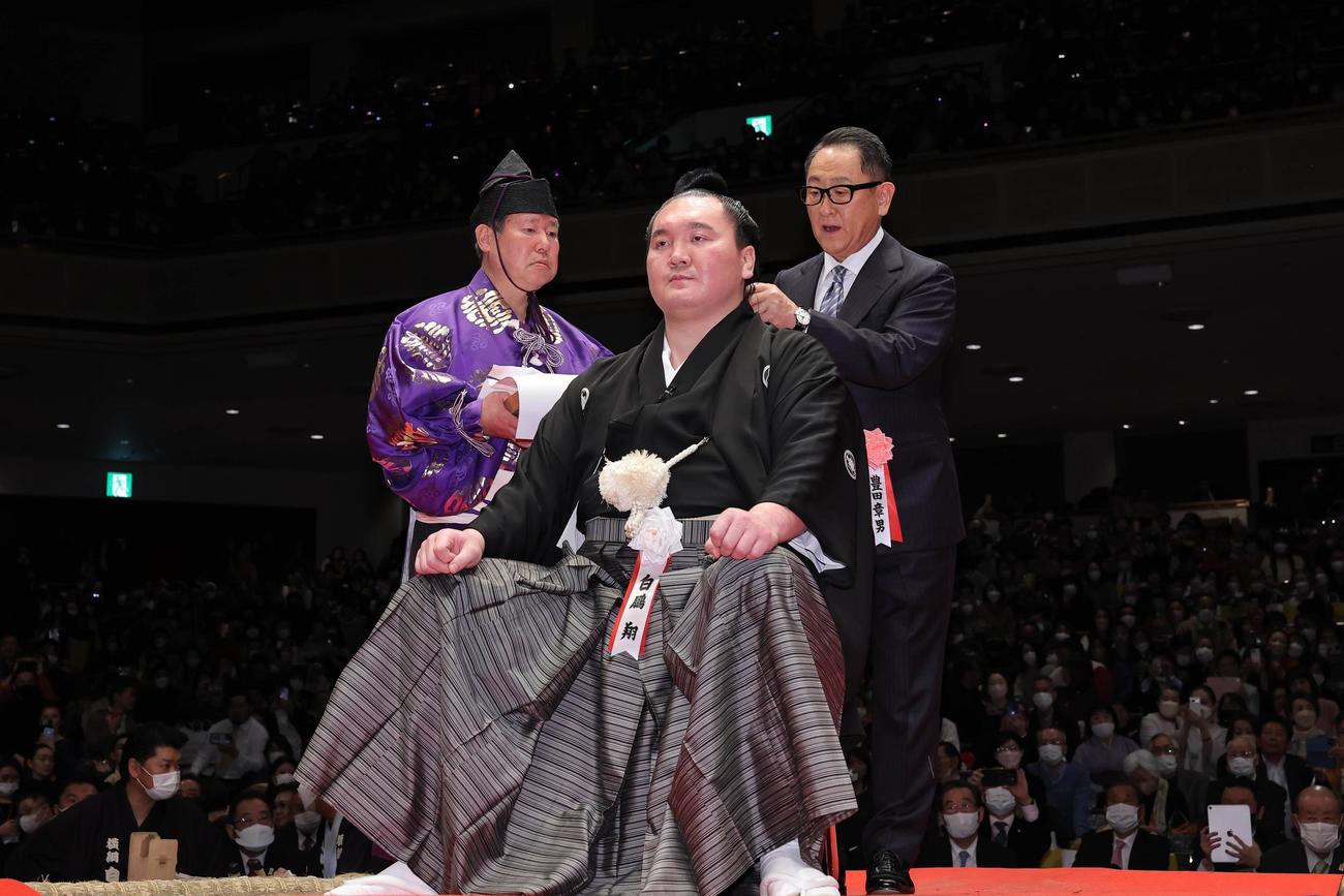 断髪式で、宮城野親方（元横綱・白鵬）のマゲにハサミを入れる豊田章男氏（2023年1月28日撮影）