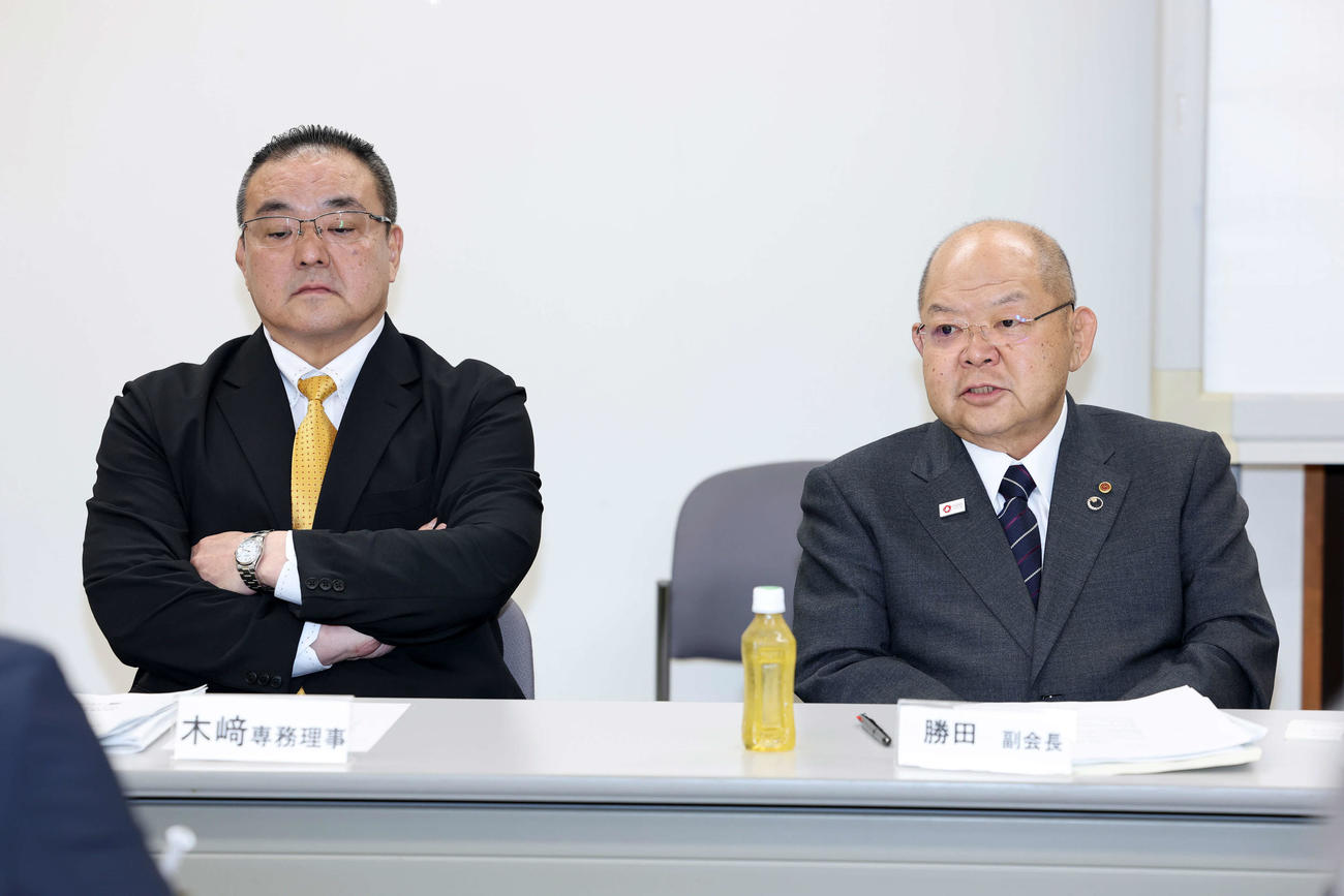 豊田会長が連盟の会長就任したのを説明する木崎常務理事（左）と勝田副会長（撮影・鈴木正人）