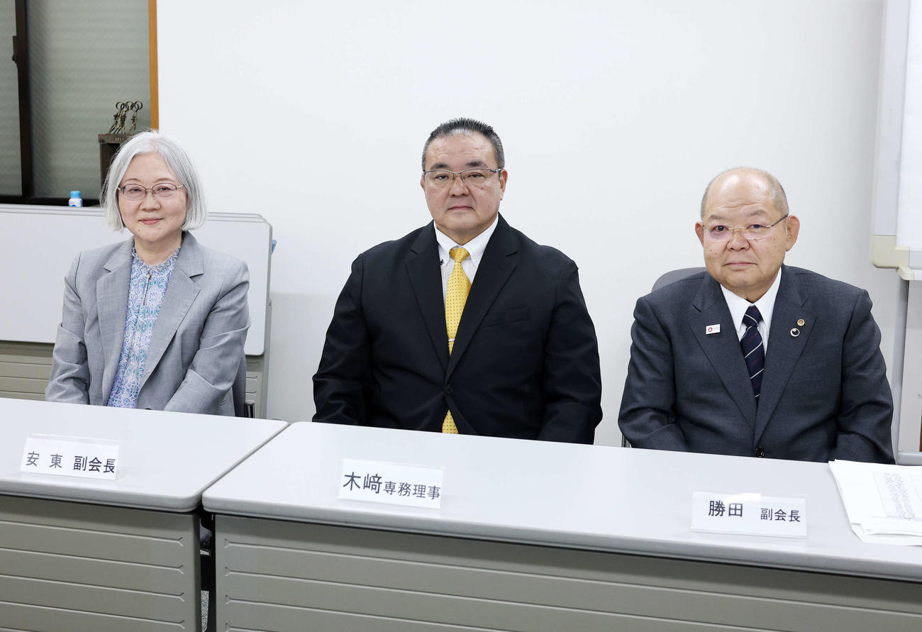 写真に納まる日本相撲連盟役員、左から安東副会長、木崎常務理事、勝田副会長（撮影・鈴木正人）